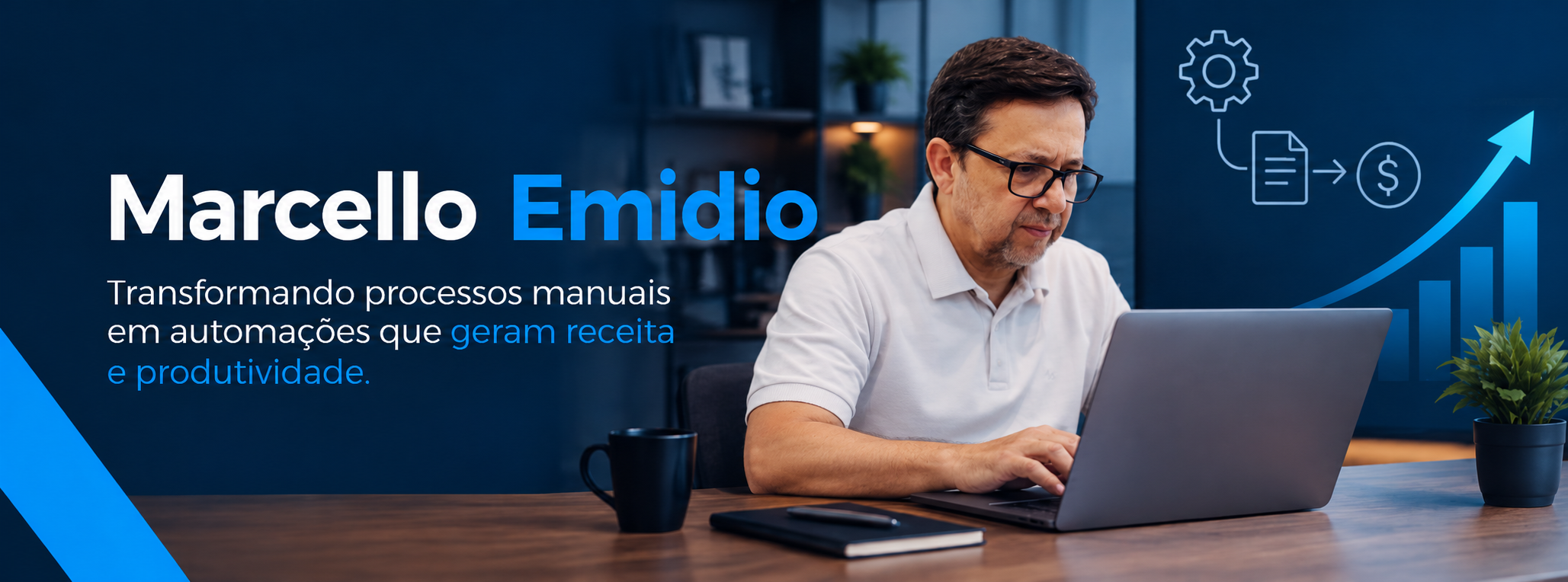 Marcello Emidio trabalhando em seu notebook, na identidade visual azul da marca